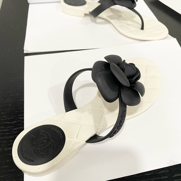 🖤🤍🖤Chanel Quilted Sandals - Picture 10 of 11